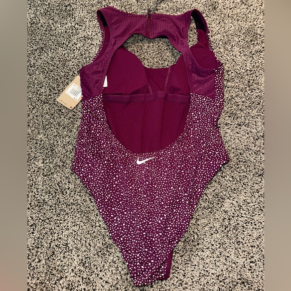 Women’s Nike swimsuit - Picture 2 of 5